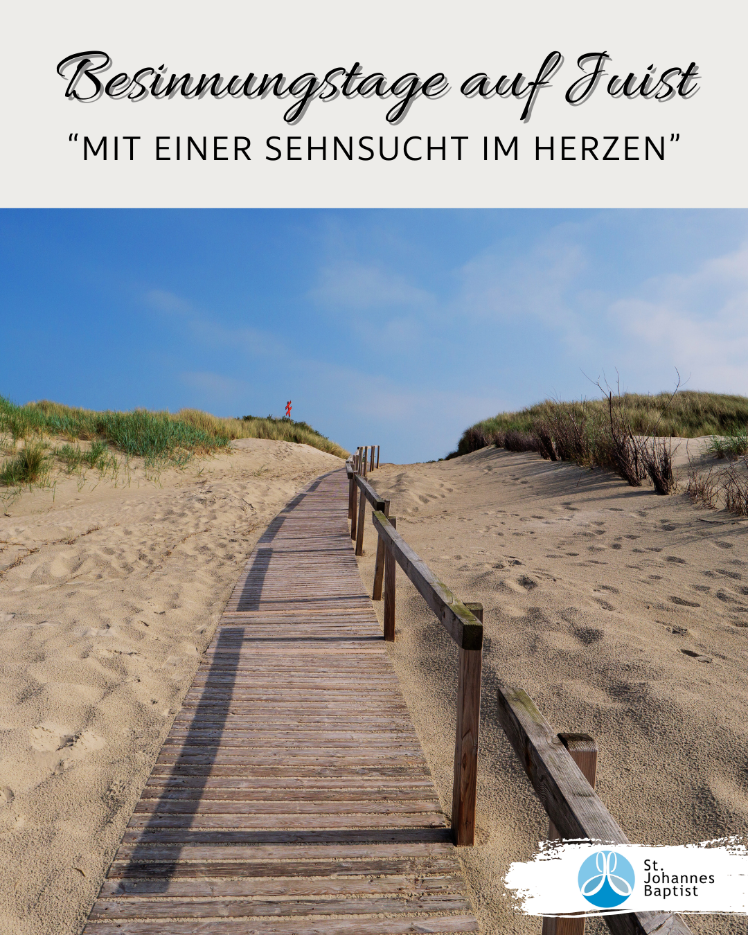 Plakat mit der Aufschrift „Besinnungstage auf Juist – Mit einer Sehnsucht im Herzen“. Zu sehen ist ein hölzerner Steg, der durch Sanddünen in Richtung Strand führt, unter blauem Himmel. Unten rechts befindet sich das Logo von St. Johannes Baptist.